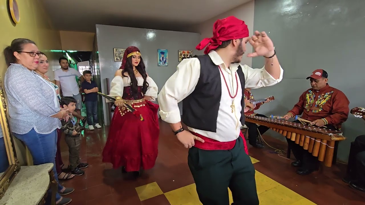 Pieza: El Perro Seco. Dama: Richelle Zambrana. Varón: Alejandro Monterrey.