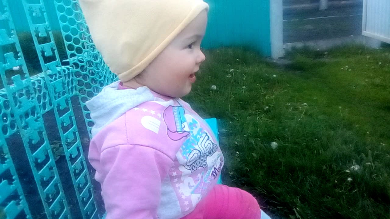 Малышка сосет в машине