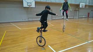 背の高い一輪車(スター)でアイドリング100回練習　八田荘小学校一輪車クラブ