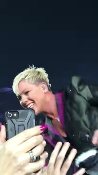 “Just like a Pill” High Fiving 🤚🏻 P!nk Beautiful Trauma Brisbane Australia 18/07/18