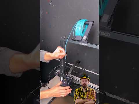 بوتش يرد على أحذية مصنوعة يدوي ا من زجاجات بلاستيكية م عاد تدويرها