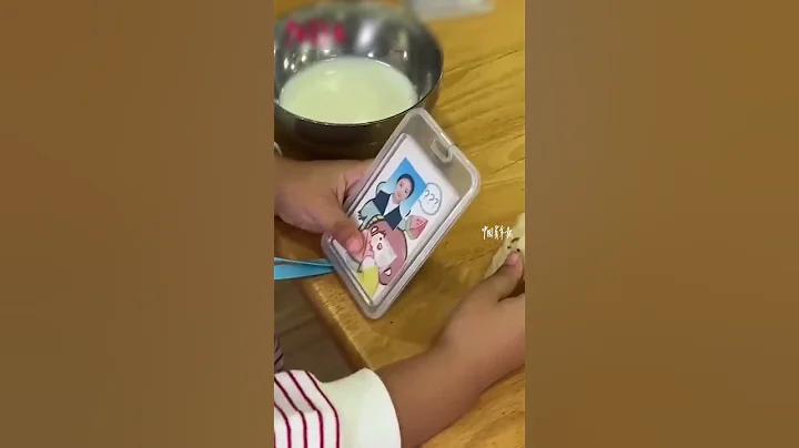一3歲的寶寶，進入幼兒園第二天吃早飯時，拿著媽媽的照片「睹物思人」，讓人覺得好笑又心酸。來源@中國青年報 #萌娃 #幼兒園 #睹物思人 #搞笑 #心酸 #shorts - 天天要聞