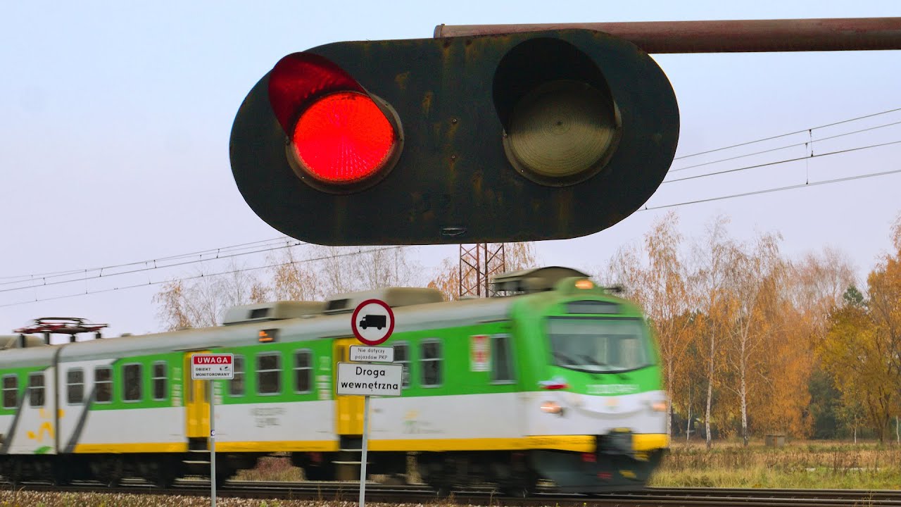 Rogatki ledwo się otworzyły i już znowu się zamykają – Unikalny Przejazd Kolejowy w Ołtarzewie