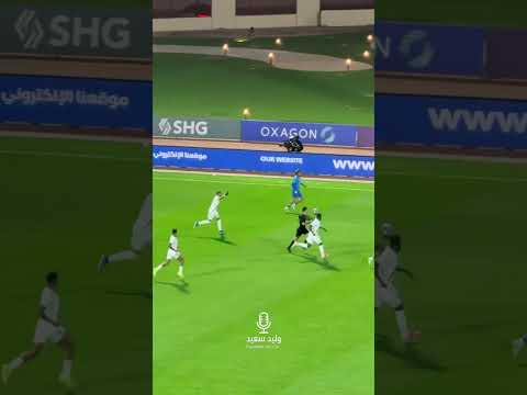 لقطة تدخل مدافع نيوم على علي مجرشي وانفعال اللاعبين بعدم احتساب الحكم لركلة جزاء نيوم الأهلي
