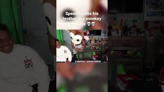 Speed scares his younger brother in a monkey mask Resimi