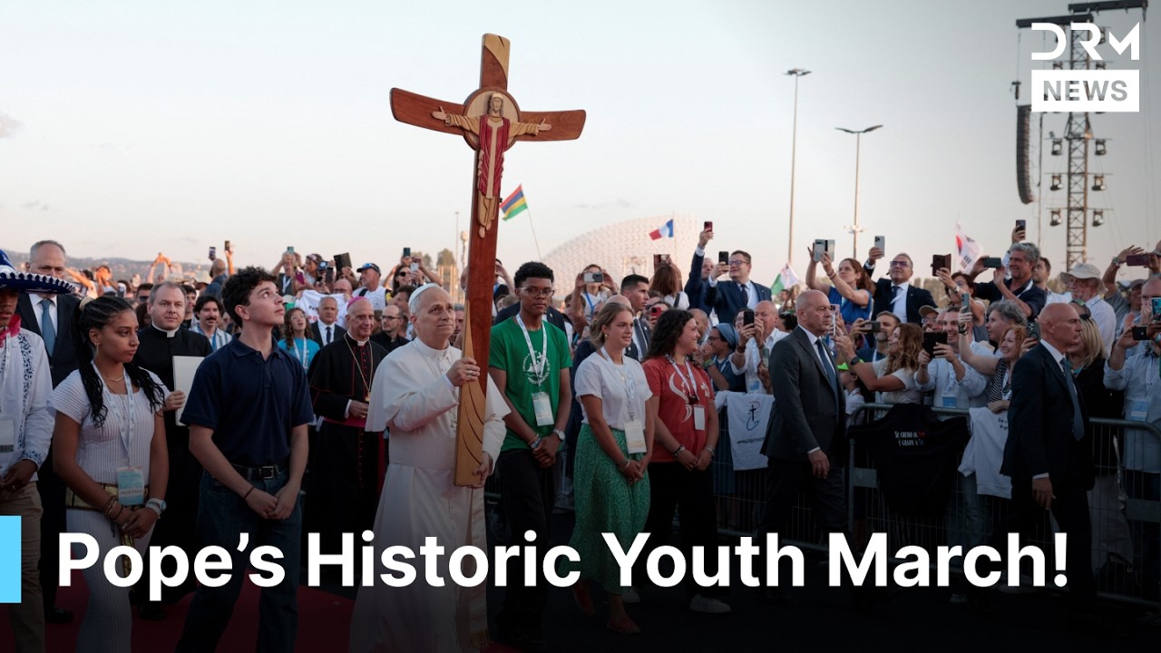 HISTORIC MOMENT: Pope Leo Holds Cross, Marches with Youth at Youth Jubilee in Rome | AK1Z