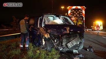 Grote ravage op A58: bestelbus botst op pijlwagen
