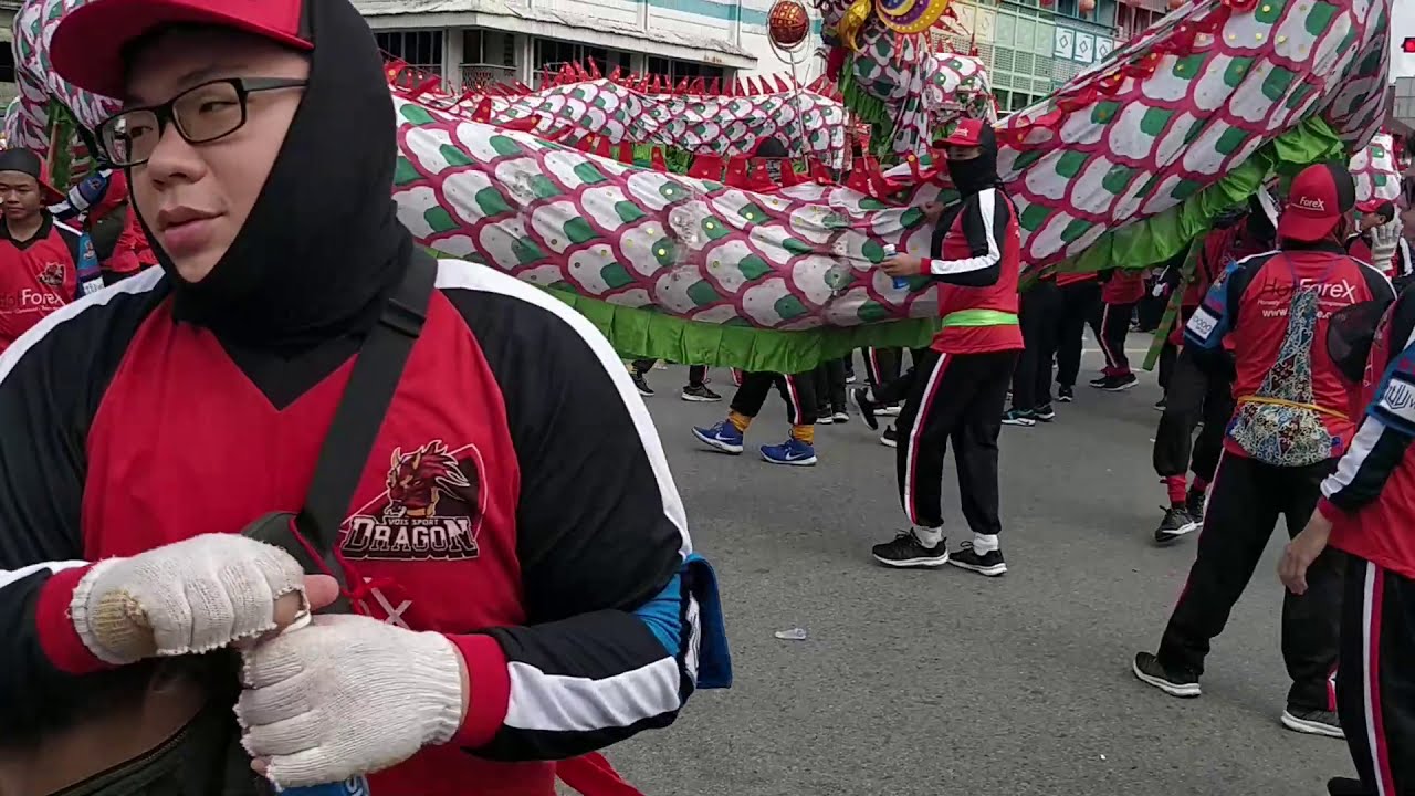 BANYAK ORANG PAKE MASKER DI CAP GO MEH 2020 ATRAKSI NAGA BARONGSAI