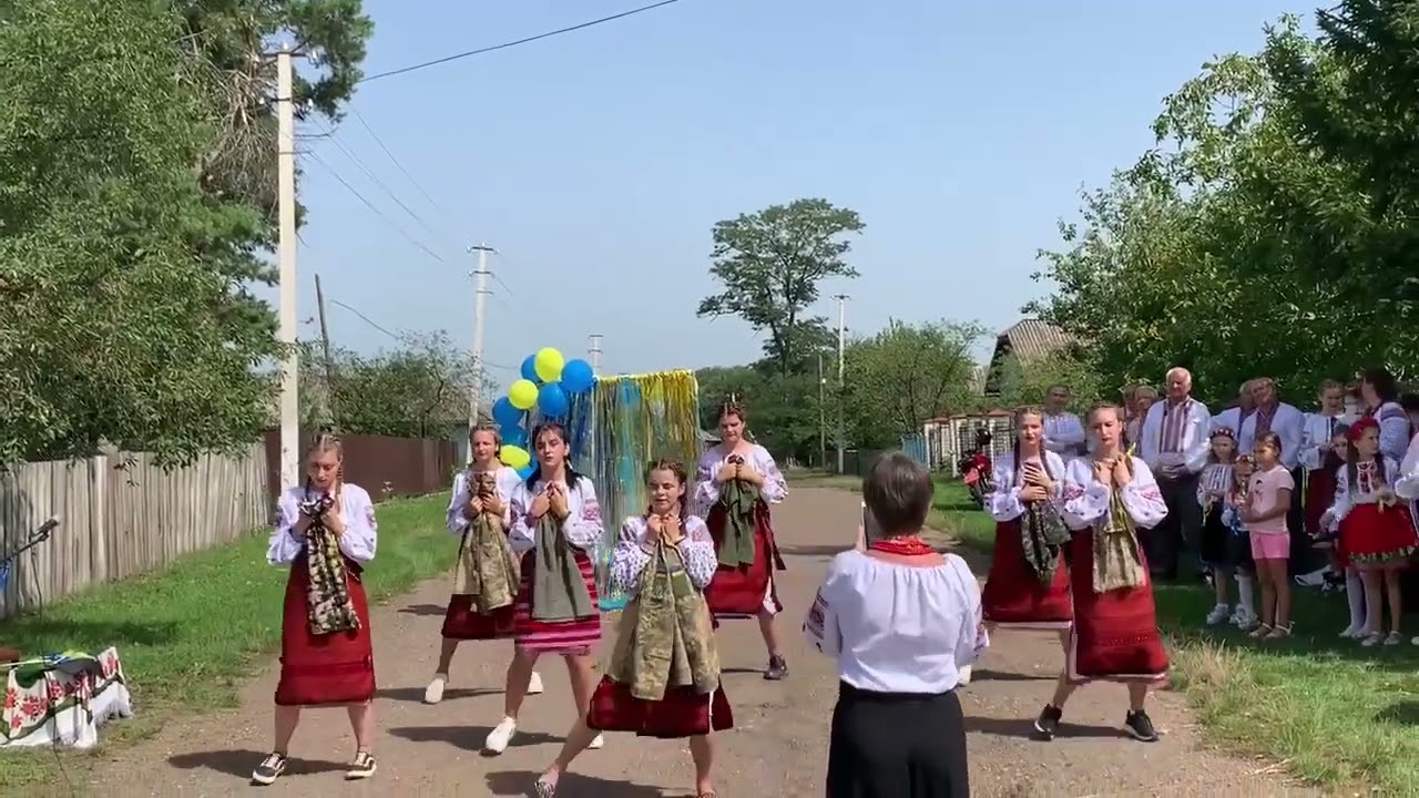 Біля тополі калина росте