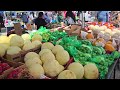 Comprando y invitándolos a comer frutas ricas!!!