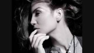 Video thumbnail of "Jelena Tomasevic - Ovo nije ljubav lyrics"