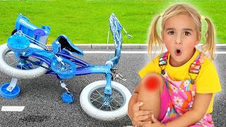 Alice Ve Teyzesi Küçük Bir Kesiği Tedavi Etmeye Yardım Ediyor