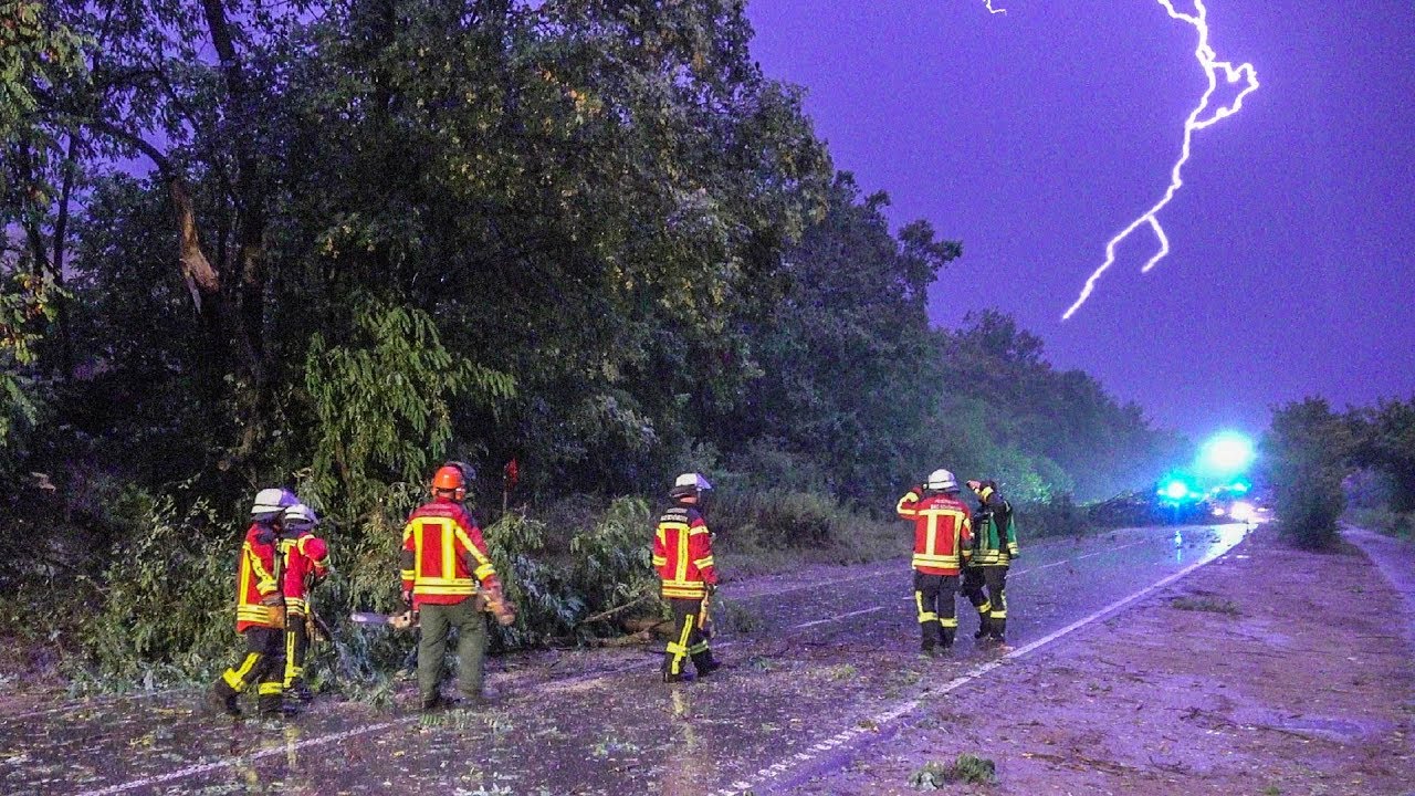 [GIGANTISCHE SHELF-CLOUD & BLITZEINSCHLAG] HEFTIGES UNWETTER ~ FEUERWEHREN im DAUEREINSATZ