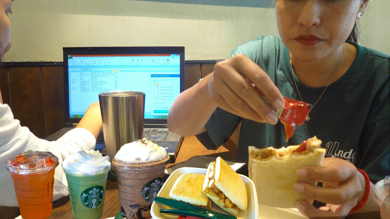 Завтрак в Starbucks - барбекю с курицей и сыром, панини и клубника асаи с лимонадом