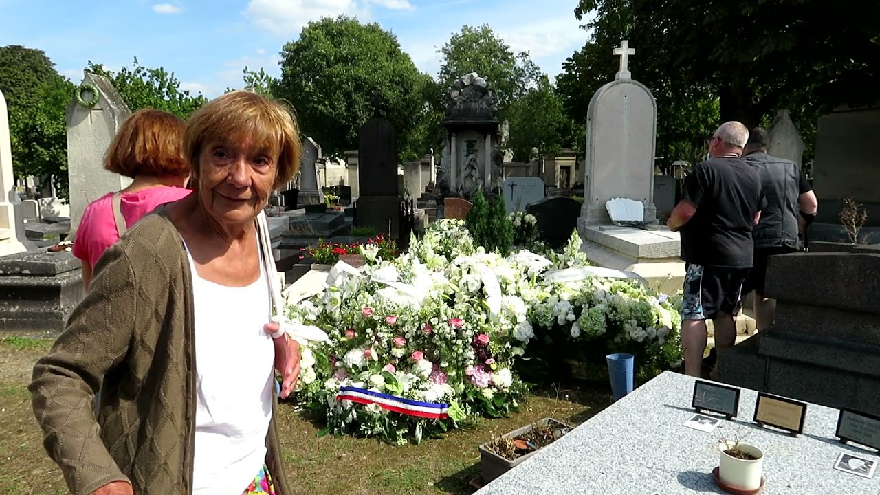 Les fans se recueillent sur la tombe ➀ de Jean Paul Belmondo. Certains  tentent le selfie 🤳 - YouTube
