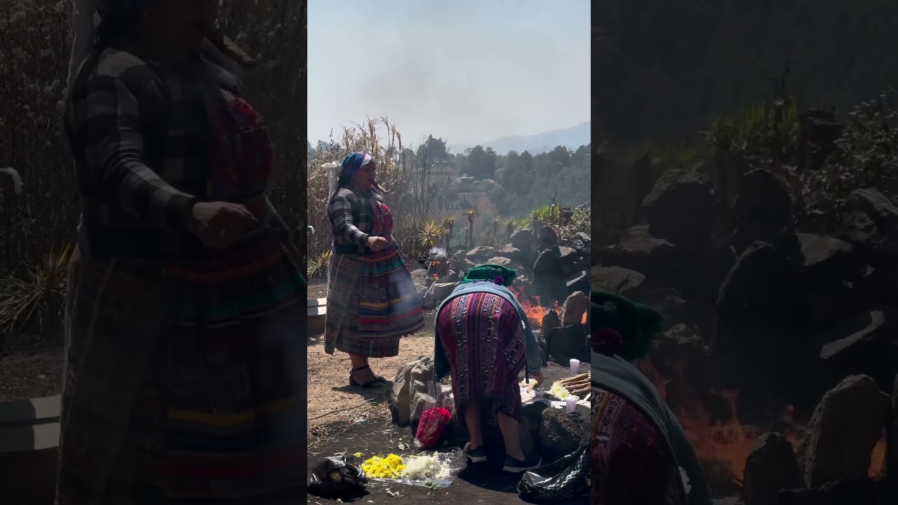Mujer MAYA con tabaco e incienso en CEREMONIA MAYA. Riqueza cultural en Guate #ceremoniamaya 🇬🇹