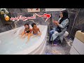 بنت صغيرة تحول الحمام إلى مسبح شوف حصل أية بنت صغيرة تحول الحمام إلى مسبح شوف حصل أية