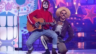 Carlos Baute imita a Miguel de ‘Coco’ en ‘Recuérdame’ y ‘Un poco loco’ - Tu Cara Me Suena Resimi