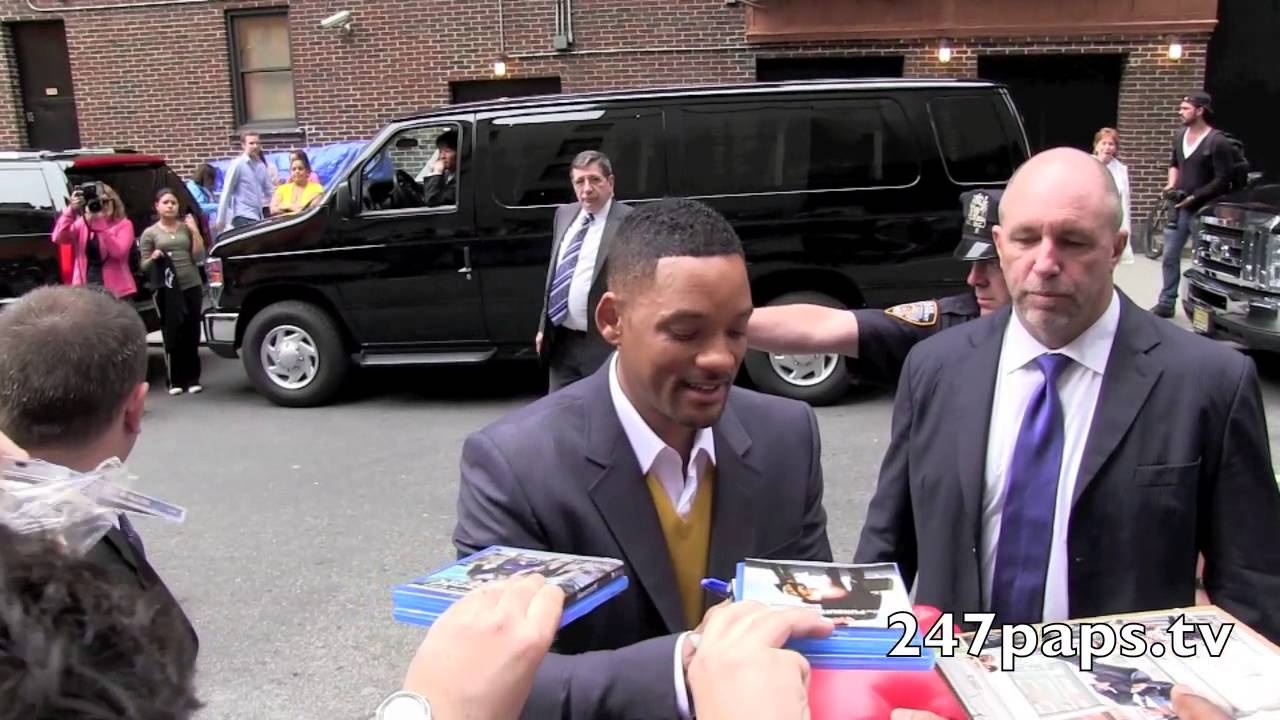 Will Smith showing love to his fans in NYC (ThrowBack)