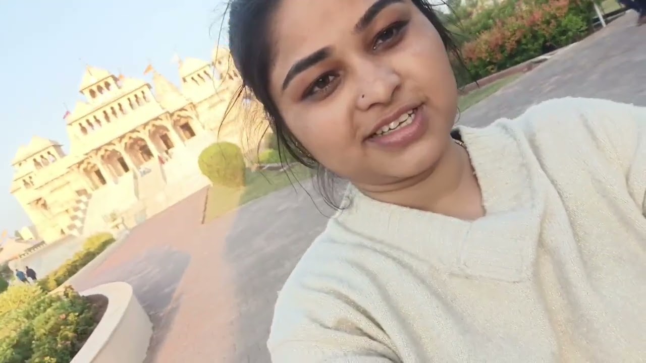 कृष्णा भगवान के गुरु जी का aashram hai