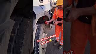 #aventuripeșosea #panazilei #viatadeșofer #hazdenecaz #drumurilesuntgrele #umorauto #cauciucobosit