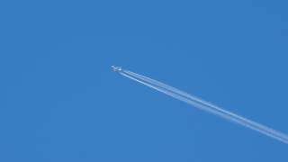 ANAボーイング747ジャンボ機の飛行機雲