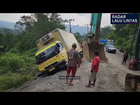 Detik-Detik Truk Meluncur dan Terguling di Batu Jomba | Kecelakaan Truk Terekam Jelas