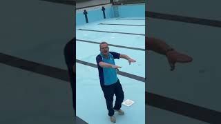 Arie doet aan droogzwemmen…? #fy #sloterpark #sloterparkbad #zwembad #buitenzwembad #zomer #zwemmen