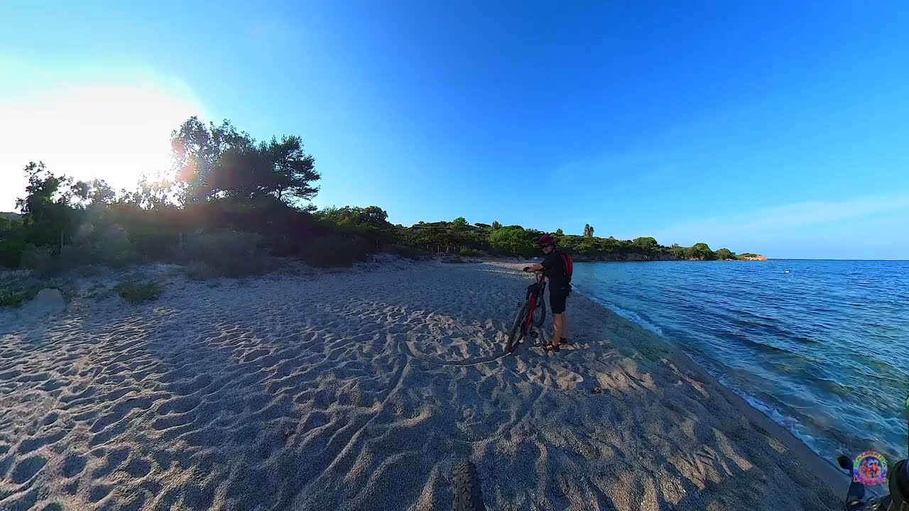 balade en velo (VTT) pour aller à la plage des petits arbousiers à Bonifacio en Corse du Sud