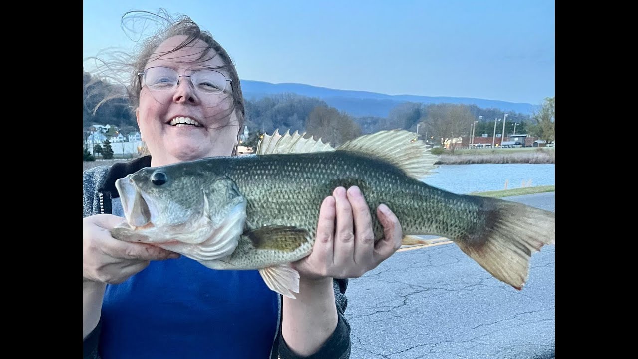 MY WIFE CAUGHT HER PERSONAL BEST LARGEMOUTH BASS DURING OUR FISHING COMPETITION