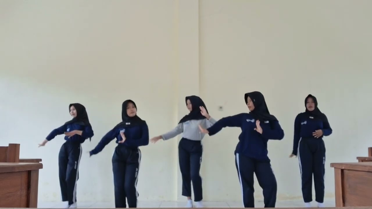 project PSTS Seni Budaya Gerak Dasar Tari | kelompok 5 Kelas X TEKNOLOGI FARMASI D
