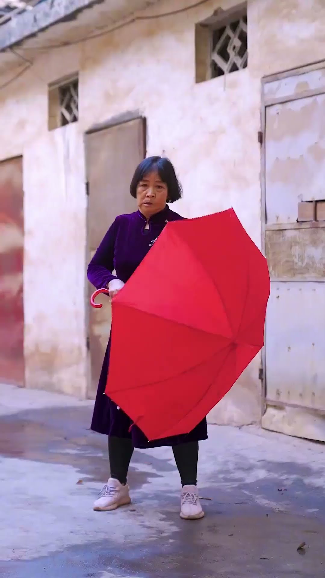A clever mother made a car out of an umbrella to chase down the ghost! #shorts#guige