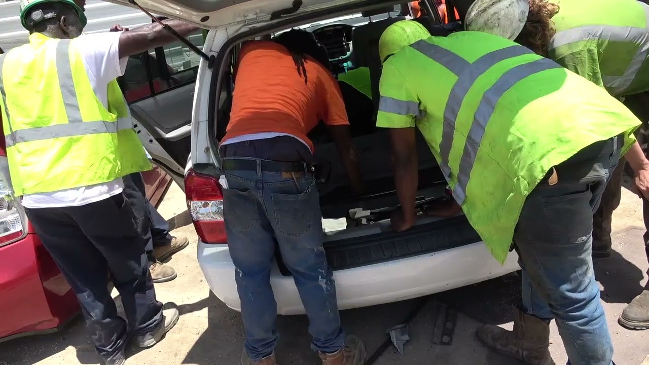 MAH04586 Generation 1 Toyota Highlander hybrid battery removal - YouTube