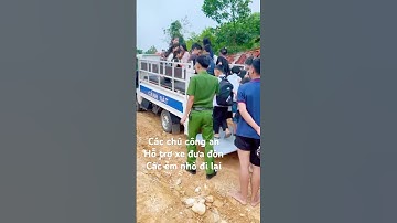 Hình ảnh đẹp của các chú công an giúp bà con vùng khó khăn