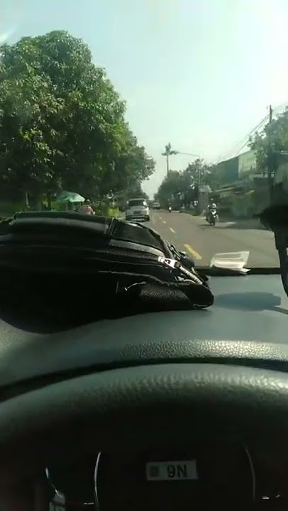 Nyetir mobil pagi hari di Yogyakarta
