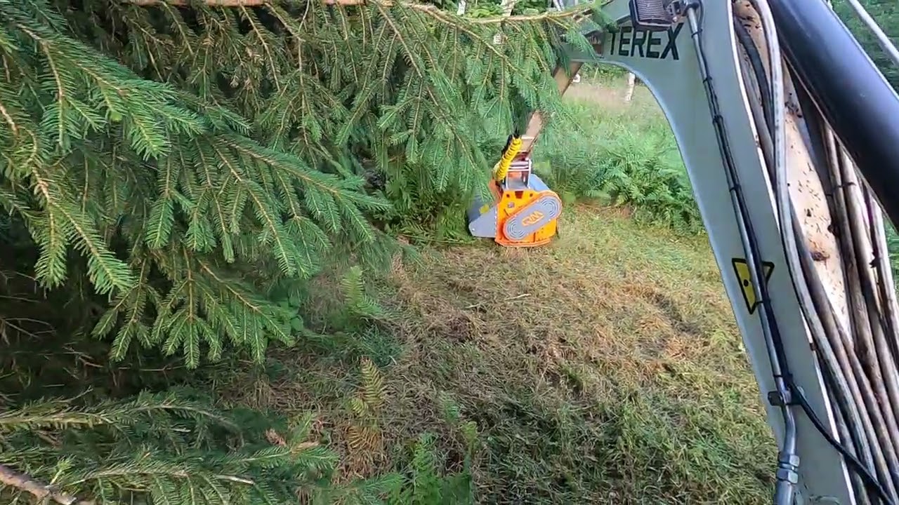 Gräs och slyröjning med hydraulisk släntklippare till grävmaskin