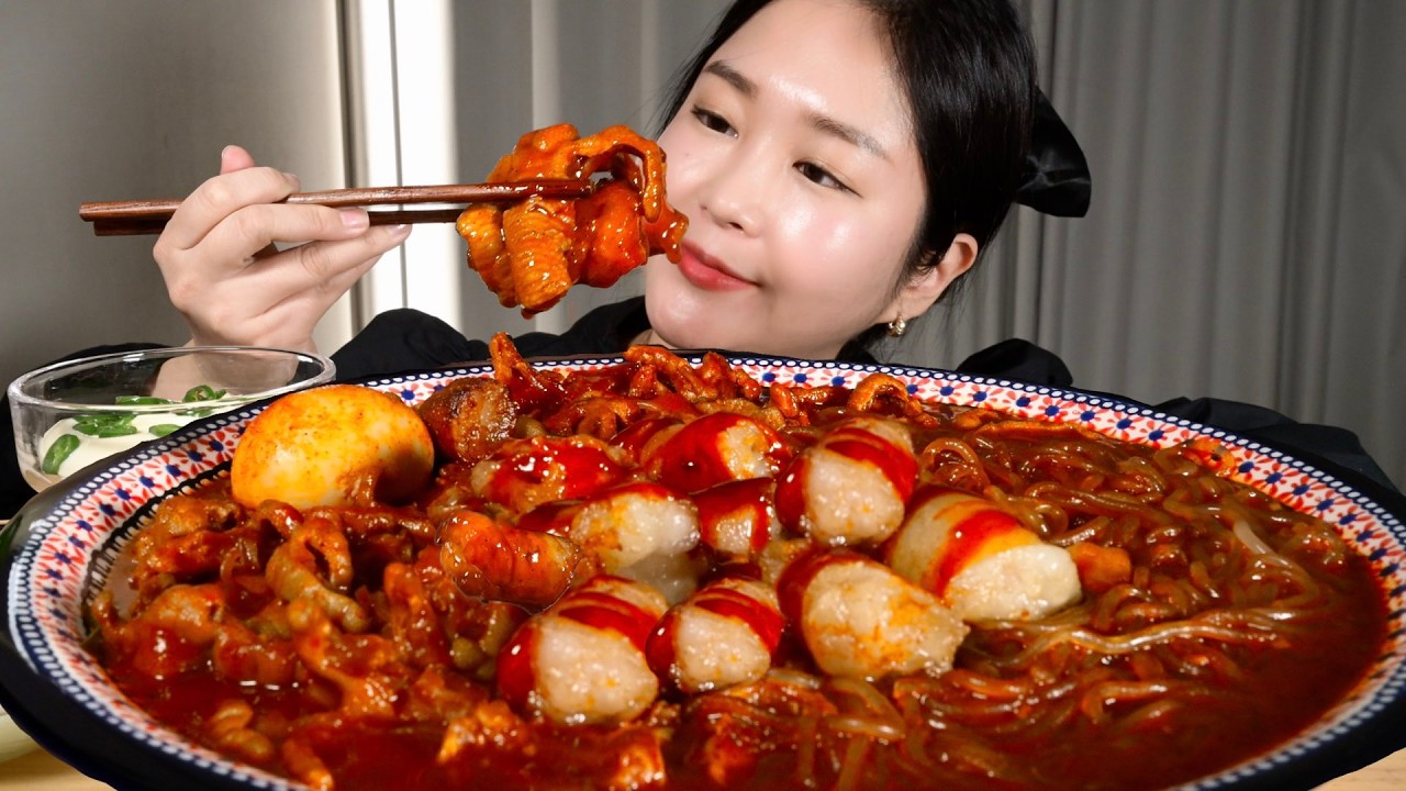 Блестяще и остро🔥 Острые куриные лапки без костей и говяжьи кишки Мукбанг ASMR