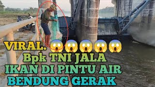 Viral 😱 bapak TNI jala ikan di pintu air bendung gerak,dapat banyak ikan