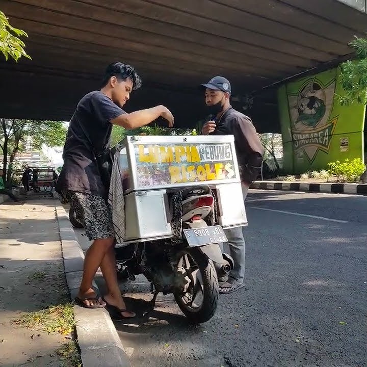 Jualan Pakai Motor, Jualan Risoles Pake Motor