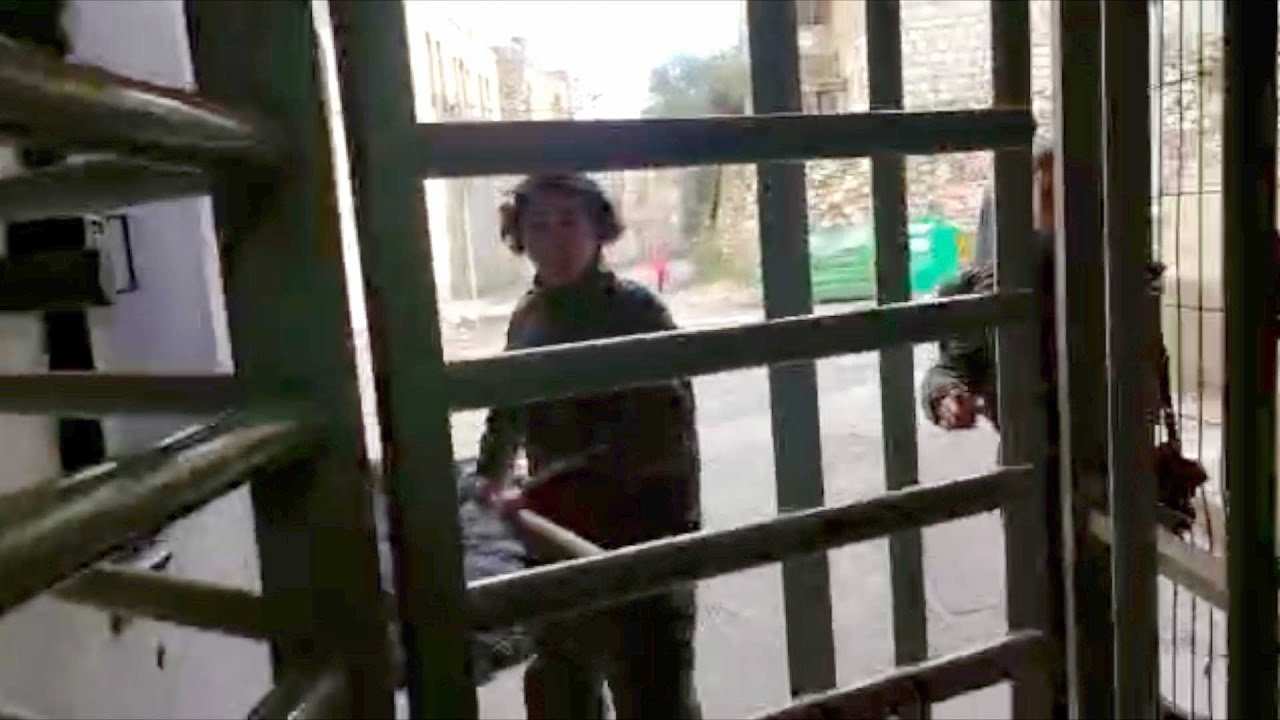حاجز باب الزاوية (شوتير)، وسط مدينة الخليل: مستوطن يهدد أطفالاً فلسطينيين بعصا بحضور جنود