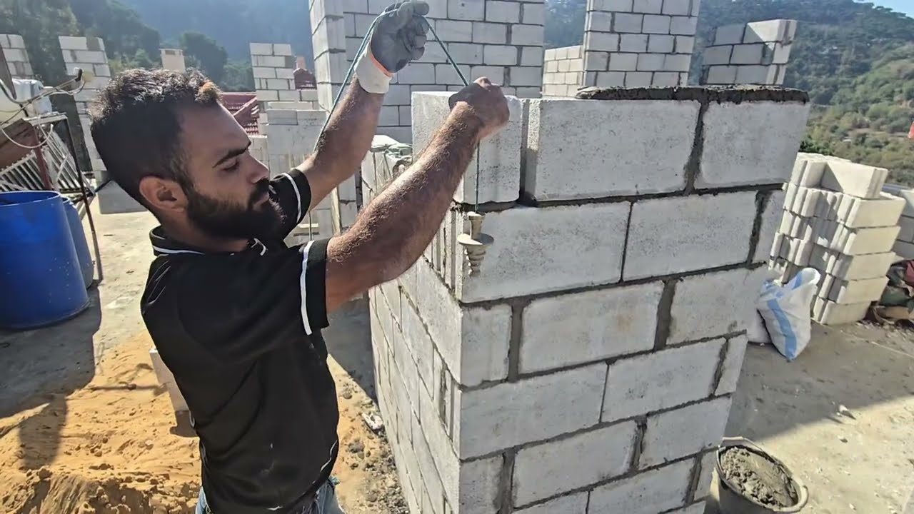 Building High! 🧱 Skilled Worker Laying Concrete Blocks | عامل بناء يركّب البلوك على ارتفاع 🔥