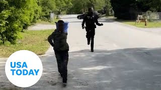 Sheriff's deputy gets into foot race with kid after being challenged | USA TODAY