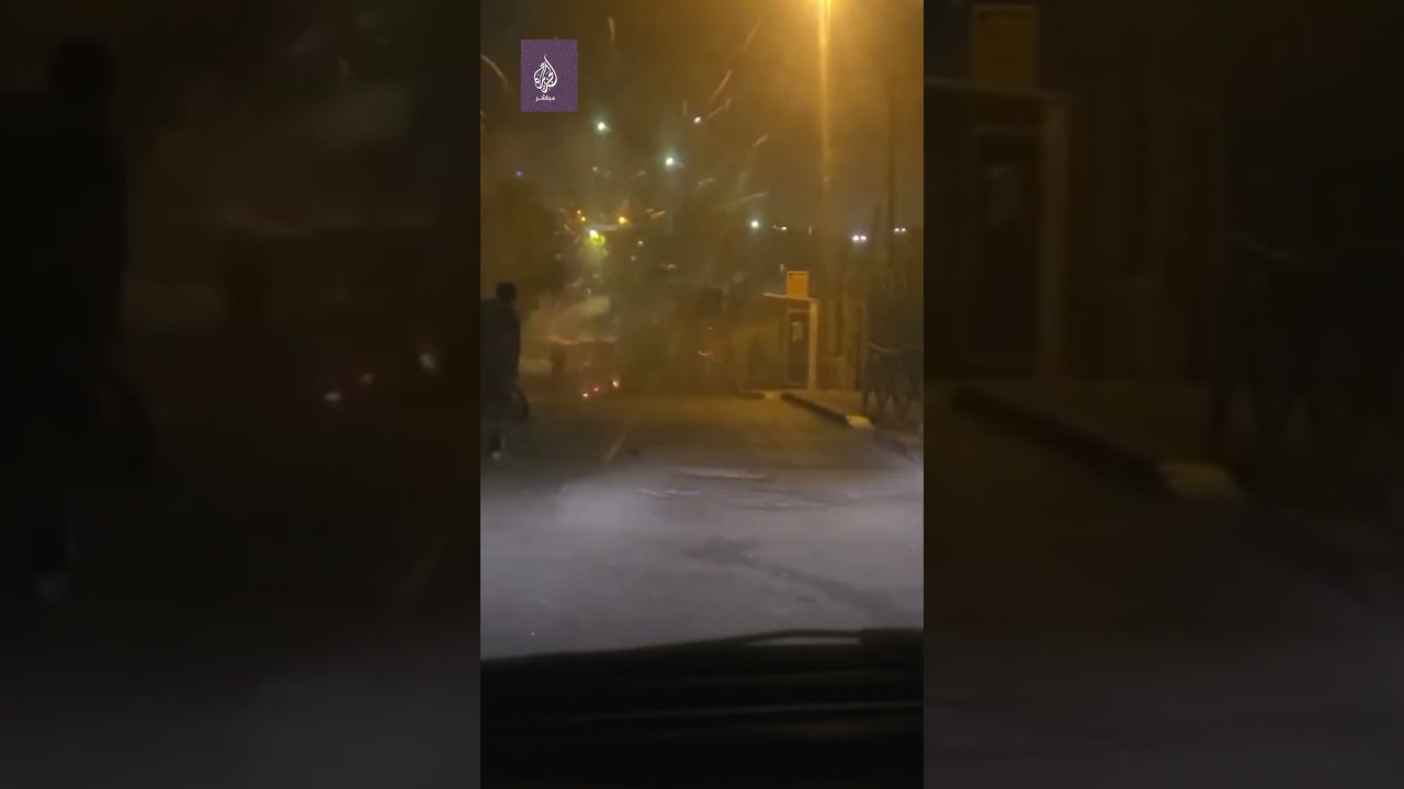 شبان فلسطينيون يطلقون الألعاب النارية لإجبار قوات الاحتلال على التراجع