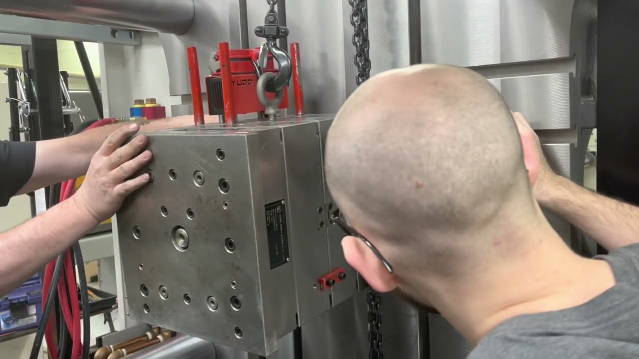 Установка формы в литьевую машину TOYO Si-300-6s