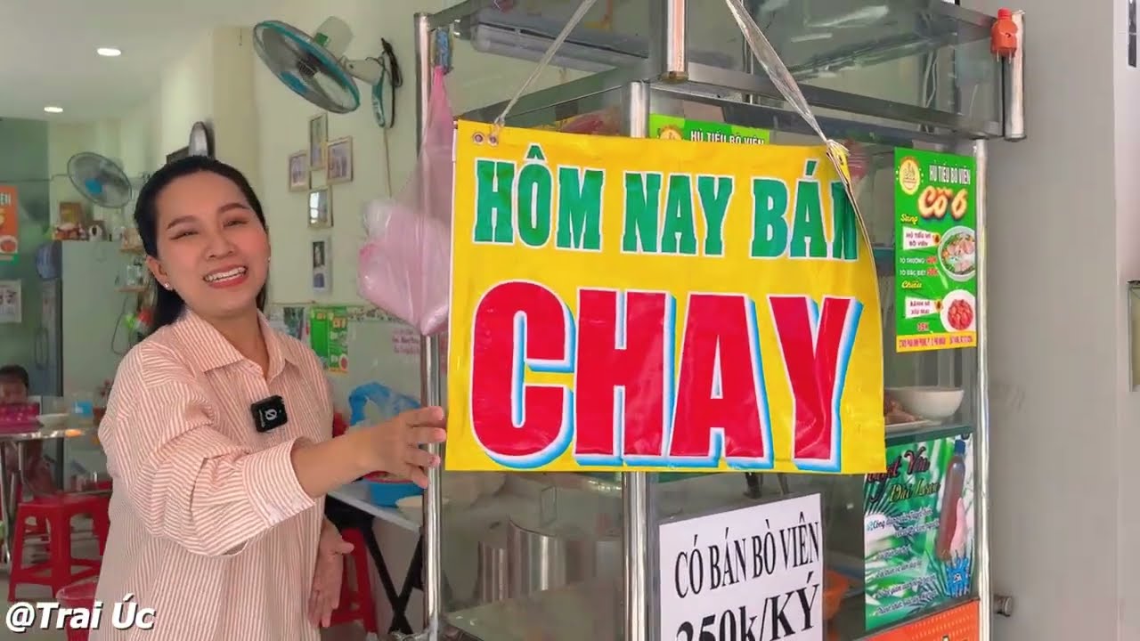 Хонг Фыонг (племянница художника Ву Линь) зарабатывает на жизнь продажей говяжьего супа с лапшой....