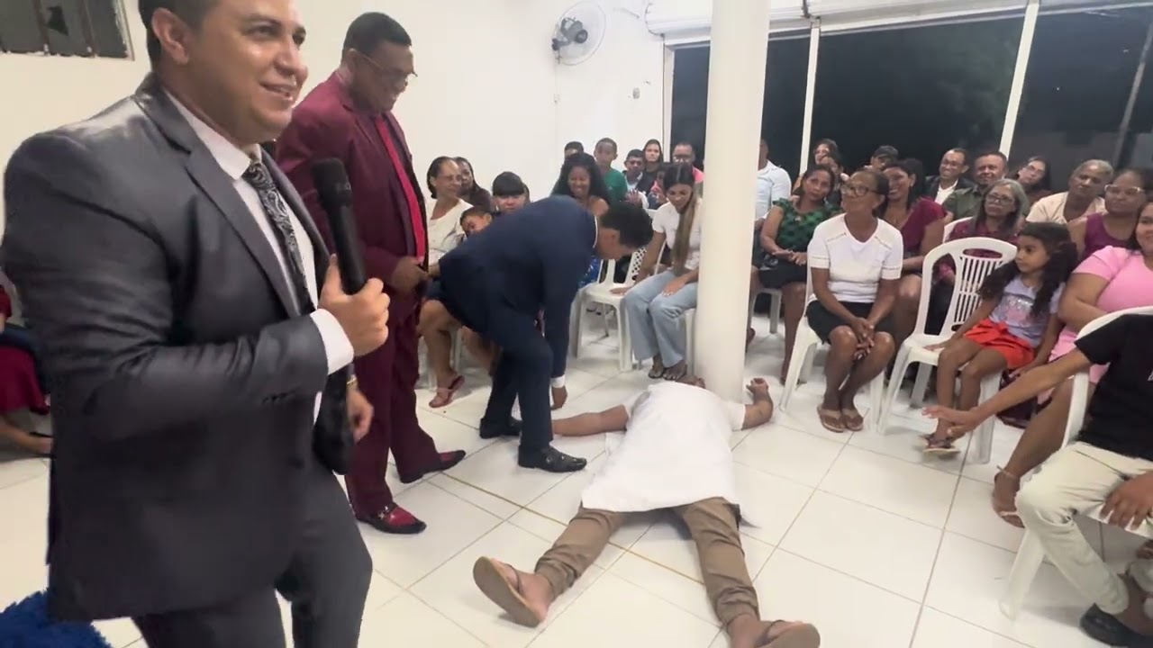 LIBERTAÇÃO CHAMA ATENÇÃO DE MUITOS / VEJA HOMEM CAI TODO SE TREMENDO NA HORA DA ORAÇÃO FORTE 