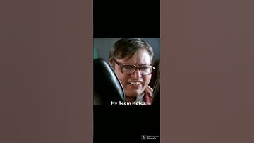 tonde gamer met hacker in his game