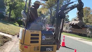 Unloading Compact mini excavator JD 17g