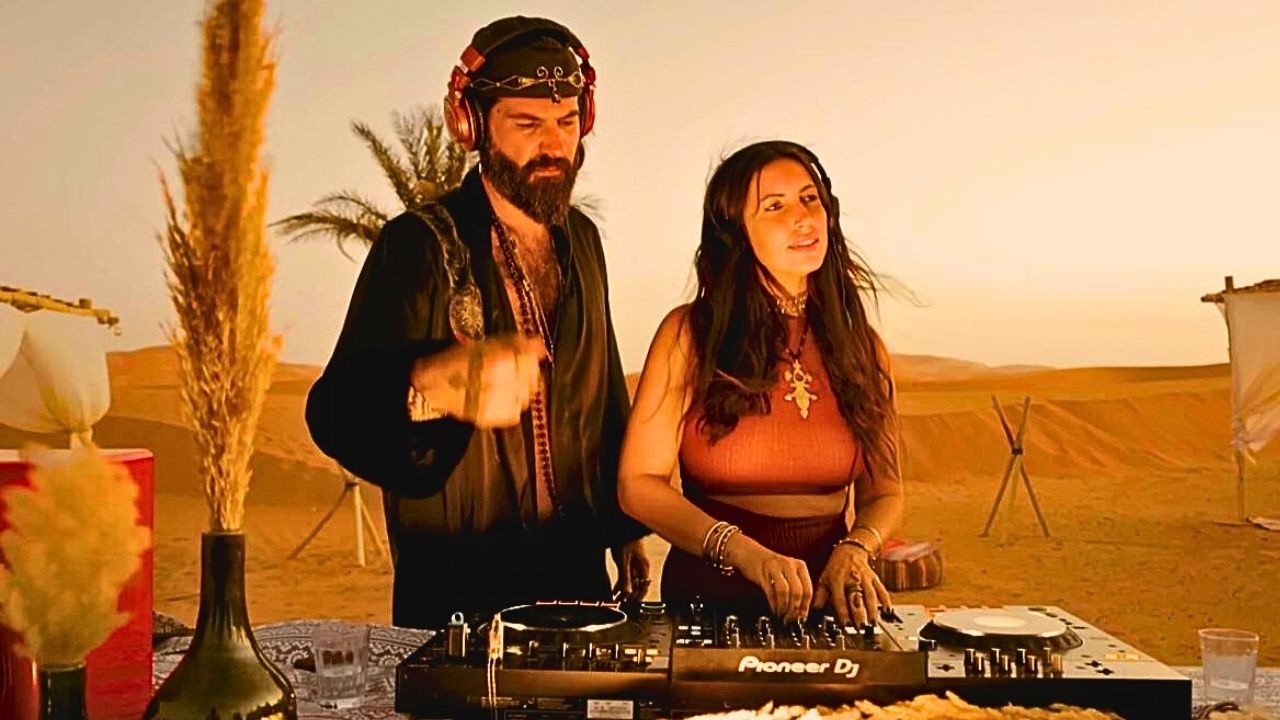 i.am.nãda и Zaïa при участии Сантьяго Бартоломе в пустыне Сахара, Марокко, для Cafe De Anatolia