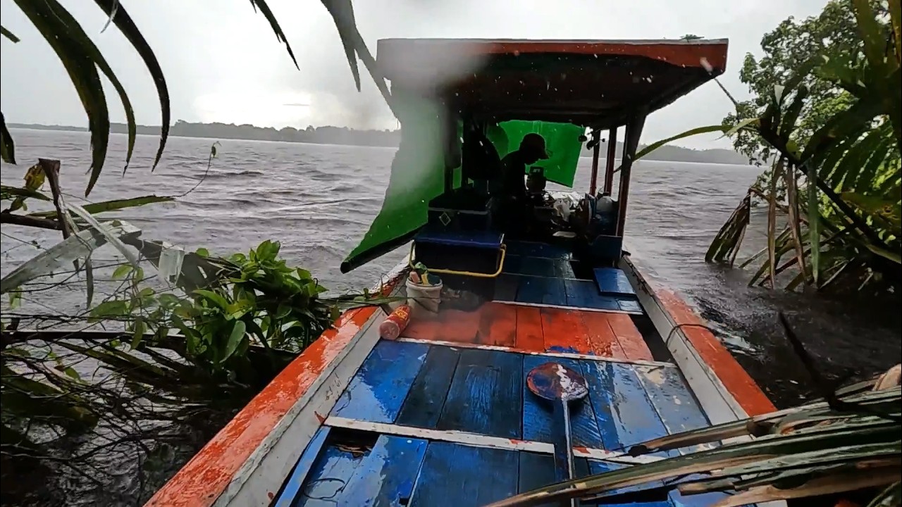 Perahu sampai oleng diterjang hujan badai saat masak udang hasil mancing di sungai